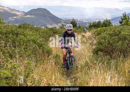 Zuleta, Imbabura, Ecuador, 8. August 2019: Eine Gruppe von Mountainbikern, die die Route für das Zuleta-Rennen, das jedes Jahr und ich läuft, anerkennen Stockfoto