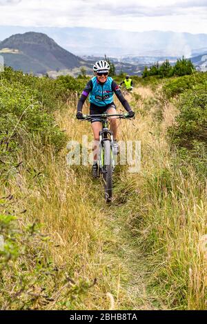 Zuleta, Imbabura, Ecuador, 8. August 2019: Eine Gruppe von Mountainbikern, die die Route für das Zuleta-Rennen, das jedes Jahr und ich läuft, anerkennen Stockfoto