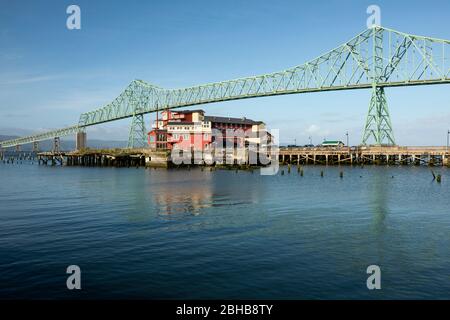 Niedrige Winkelansicht der Astoria Bridge über dem Fluss und Gebäude, Oregon, USA Stockfoto