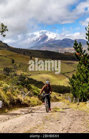 Zuleta, Imbabura, Ecuador, 8. August 2019: Eine Gruppe von Mountainbikern, die die Route für das Zuleta-Rennen, das jedes Jahr und ich läuft, anerkennen Stockfoto