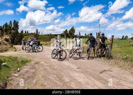 Zuleta, Imbabura, Ecuador, 8. August 2019: Eine Gruppe von Mountainbikern, die die Route für das Zuleta-Rennen, das jedes Jahr und ich läuft, anerkennen Stockfoto