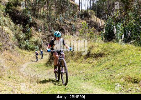 Zuleta, Imbabura, Ecuador, 8. August 2019: Eine Gruppe von Mountainbikern, die die Route für das Zuleta-Rennen, das jedes Jahr und ich läuft, anerkennen Stockfoto