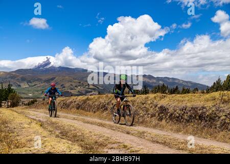 Zuleta, Imbabura, Ecuador, 8. August 2019: Eine Gruppe von Mountainbikern, die die Route für das Zuleta-Rennen, das jedes Jahr und ich läuft, anerkennen Stockfoto