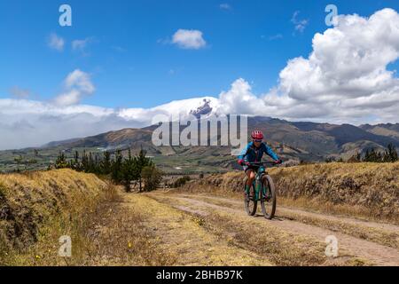 Zuleta, Imbabura, Ecuador, 8. August 2019: Eine Gruppe von Mountainbikern, die die Route für das Zuleta-Rennen, das jedes Jahr und ich läuft, anerkennen Stockfoto