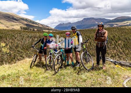 Zuleta, Imbabura, Ecuador, 8. August 2019: Eine Gruppe von Mountainbikern, die die Route für das Zuleta-Rennen, das jedes Jahr und ich läuft, anerkennen Stockfoto