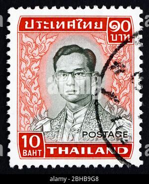 THAILAND - UM 1972: Eine in Thailand gedruckte Briefmarke zeigt König Bhumibol Adulyadej, Rama IX, König von Thailand, um 1972 Stockfoto