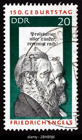 DDR - UM 1970: Eine in der DDR gedruckte Briefmarke zeigt Friedrich Engels und Karl Marx, Sozialwissenschaftler, Politologe und Marxist, um 1970 Stockfoto