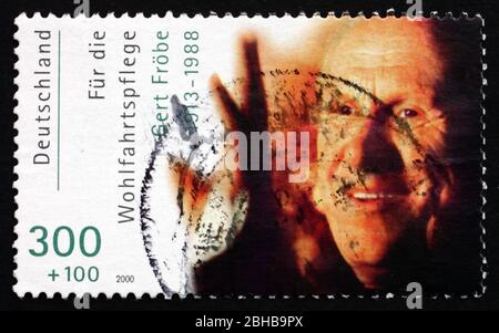 DEUTSCHLAND - UM 2000: Eine in Deutschland gedruckte Briefmarke zeigt Karl Gerhart Frobe, Filmschauspielerin, um 2000 Stockfoto