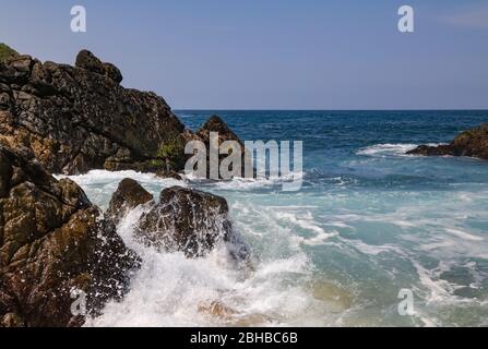 Wellen brechen auf den Felsen in Playa Mayto in Jalisco, Mexiko. Stockfoto