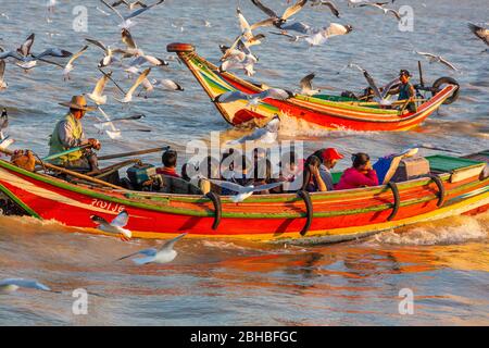 Bootstaxi über den Fluss in Yangon, Myanmar Stockfoto