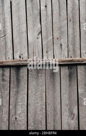 Rustikaler dunkler Holzhintergrund mit vertikalen Brettern Stockfoto