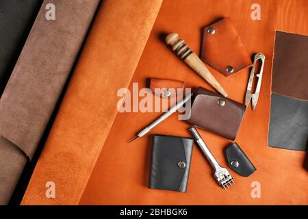 Handgefertigte Leder Mann Accessoires und Werkzeuge Stockfoto