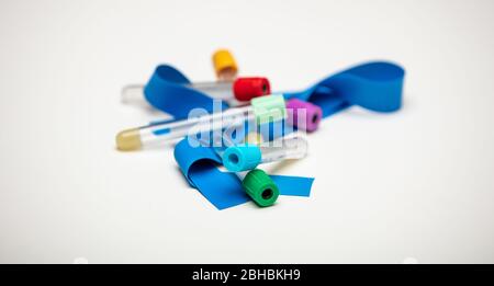 Houston, TX - 22. April 2020: Nahaufnahme einer Vielzahl von Vacutainer medizinischen Röhren auf einem blauen Tourniquet. Stockfoto