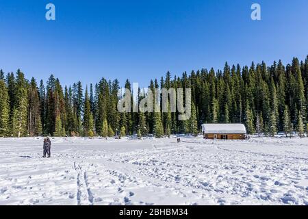 LAKE LOUISE, KANADA - 20. MÄRZ 2020: Felsige Berge rund um den gefrorenen Lake louise Winterwunderland. Stockfoto