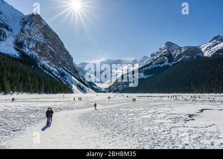 LAKE LOUISE, KANADA - 20. MÄRZ 2020: Felsige Berge rund um den gefrorenen Lake louise Winterwunderland. Stockfoto