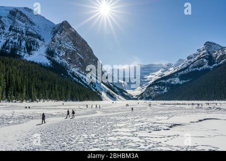 LAKE LOUISE, KANADA - 20. MÄRZ 2020: Felsige Berge rund um den gefrorenen Lake louise Winterwunderland. Stockfoto