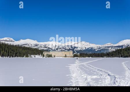 LAKE LOUISE, KANADA - 20. MÄRZ 2020: fairmont Chateau und gefrorener Lake louise Frühlingszeit. Stockfoto