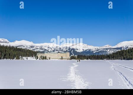 LAKE LOUISE, KANADA - 20. MÄRZ 2020: fairmont Chateau und gefrorener Lake louise Frühlingszeit. Stockfoto