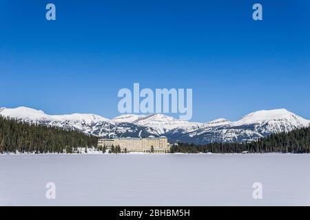 LAKE LOUISE, KANADA - 20. MÄRZ 2020: fairmont Chateau und gefrorener Lake louise Frühlingszeit. Stockfoto