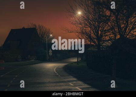 Helle Lichter leuchten aus dem Gewächshaus. Fassade und Landschaft des Gewächshauses in der Nacht, die Lichtverschmutzung in den Niederlanden zeigt Stockfoto