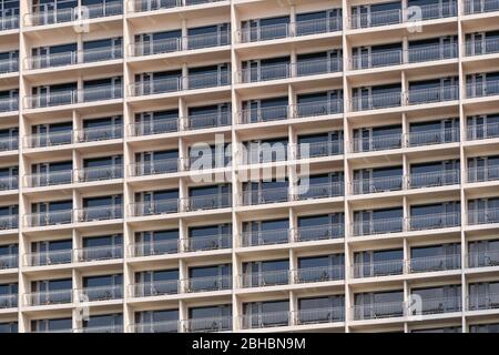 Nahaufnahme von Mustern, die von Balkonen auf städtischen Wohngebäuden erstellt wurden. Stockfoto