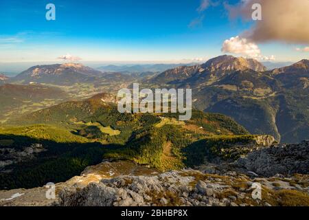 Blick vom Kleinen Watzmann über die Kuehroint Hütte Richtung Mt. Hoher Goell und Berchtesgaden Stockfoto