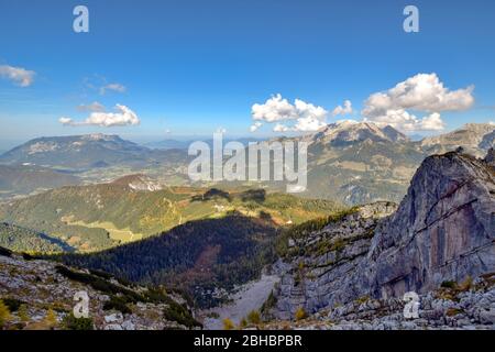 Blick vom Kleinen Watzmann über die Kuehroint Hütte Richtung Mt. Hoher Goell und Berchtesgaden, Bayern, Deutschland Stockfoto