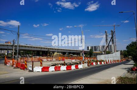 Bukarest, Rumänien - 23. April 2020: Baustelle der Ciurel-Überführung über dem Dambovita-Fluss in Bukarest Stockfoto