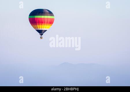 Ein Heißluftballon geht in die Ferne in der Nähe von Tequisquiapan, Mexiko. Stockfoto