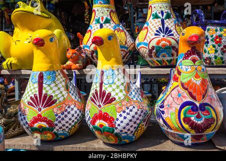 Drei bunte Keramik Hennen in einem Tequisquiapan, Mexiko Markt. Stockfoto