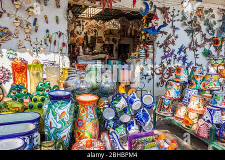 Farben und Formen gibt es in diesem Kunsthandwerksladen eines Tequisquiapan, Mexiko-Marktes. Stockfoto