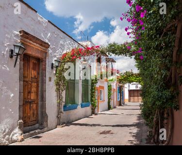 Eine ruhige Seitenstraße in Tequisquiapan, Queretaro, Mexiko. Stockfoto