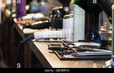 Friseurgeräte auf dem Schreibtisch, keine Leute. Der Friseur ist während der Sperrung der Pandemie geschlossen Stockfoto