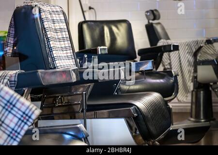 Vintage Friseurstuhl leer. Der Friseur ist während der Sperrung der Pandemie geschlossen Stockfoto
