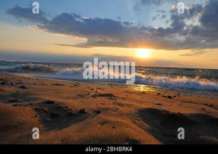 Sonnenuntergang über dem Strand, Grand Bend, Lambton Shores, Ontario, Kanada Stockfoto