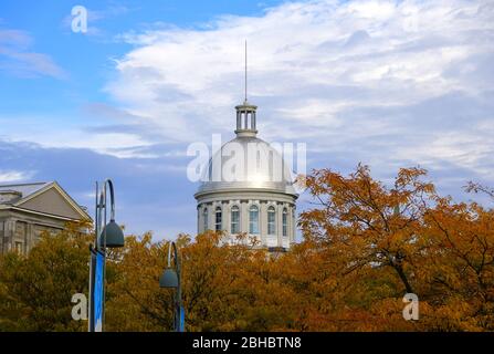 Old Montreal, Kanada - 25. Oktober 2019 - der Blick auf die Außenkuppel des Marktes Bonsecours, umgeben von markanten Farben aus Herbstlaub Stockfoto