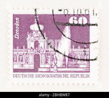 SEATTLE WASHINGTON - 23. April 2020: Kleinformatige Briefmarke mit Kronentor und Brunnen im Dresdner Museum Zwinger, die an den Bau der DDR erinnert Stockfoto