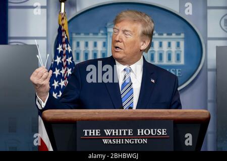 Washington, Vereinigte Staaten Von Amerika. April 2020. Präsident Donald J. Trump zeigt Testabstriche während einer Coronavirus-Update-Briefing am Sonntag, 19. April 2020, im James S. Brady Press Briefing Room des Weißen Hauses. Personen: Präsident Donald Trump Kredit: Storms Media Group/Alamy Live News Stockfoto