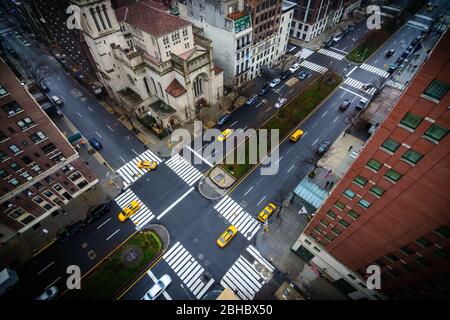 Taxis entlang der Park Avenue, wie von oben in Midtown Manhattan, New York City, gesehen Stockfoto