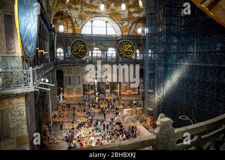 Das Innere der Hagia Sophia wurde aus der zweiten Ebene genommen, einst eine Kirche, dann eine Moschee und heute ein Museum in Istanbul, Türkei. Stockfoto