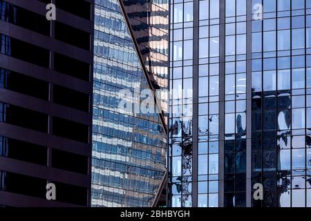 WA17445-00...WASHINGTON - hohe reflektierende Gebäude in Seattle. Stockfoto