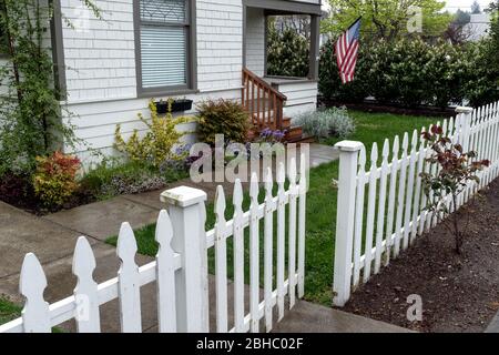 WA17462-00-BW....WASHINGTON - Haus mit Pfostenzaun und amerikanischer Flagge. Stockfoto