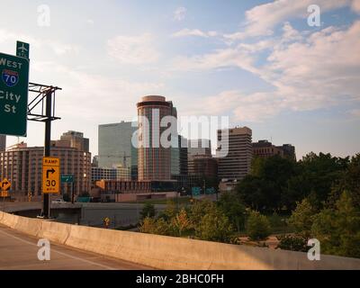 ST. LOUIS, MISSOURI - 9. JULI 2018: Verlassen Sie den Highway von einer Rampe, fahren Sie in die Innenstadt an einem Sommerabend. Stockfoto