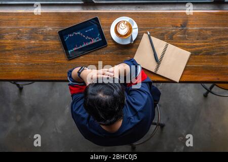 Der asiatische Aktieninvestor war mit dem weltweiten Börsencrash frustriert Stockfoto
