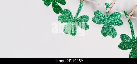 Grüner Glitzer schamckt selbstgemachte Girlande. Happy St. Patricks Day Hintergrund, Banner-Format. Stockfoto