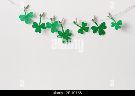 St. Patricks Tag Hintergrund mit hausgemachten Glitter Schamlippen Girlande. Stockfoto