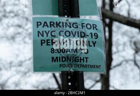 New York, NY - 24. April 2020: Schild weist darauf hin, dass Parken am Rand nur während der COVID-19 am Kings County Hospital mit Genehmigung möglich ist Stockfoto