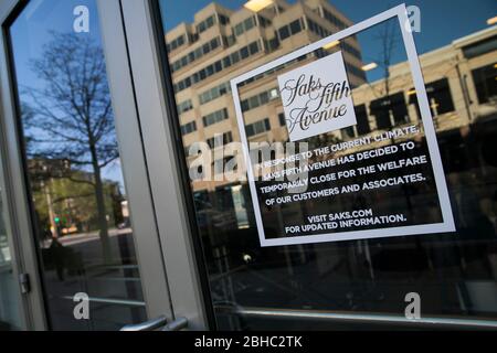 Ein Schild, das Kunden informiert, dass ein Saks Fifth Avenue-Einzelhandelsgeschäft am 22. April 2020 in Washington, D.C. geschlossen ist. Viele nicht-wesentliche Einzelhandelsgeschäfte haben Stockfoto