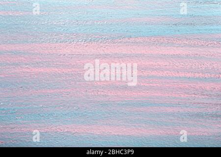 Pinselstriche in Blau-Pink und silberfarbene Metallic-Akzente. Trockenbürstentechnik. Stockfoto