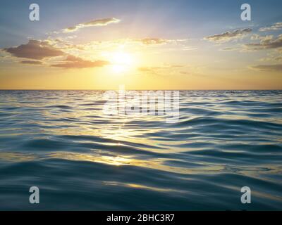 Meereswellen aus nächster Nähe, niedrige Sichtweite, Sonnenuntergangsaufnahme. Schöne Natur Komposition. Element des Designs. Stockfoto